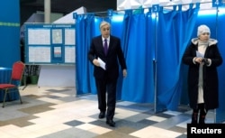 Касым-Жомарт Токаев голосует на президентских выборах. Астана, 20 ноября 2022 года