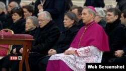 Fostul secretar particular al Papei emerit Benedict al XVI-lea (2005-2013), arhiepiscopul german Georg Gänswein la funeraliile lui Benedict