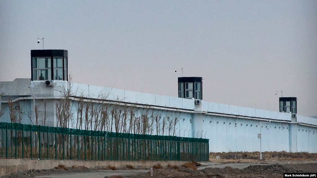 یکی از بازداشتگاه‌های جمعی اویغورها در چین. دولت چین این بازداشتگاه‌ها را «مراکز بازآموزی» می‌نامد