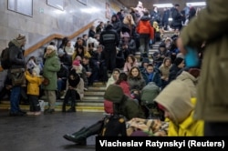 Люди прячутся внутри станции метро во время массированных российских ракетных обстрелов. Киев, 16 декабря 2022 года