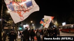 Zastava u bojama srpske i ruske trobojke na protestu ultradesničara u Beogradu, 12. decembar 2022.