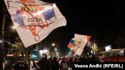 Një flamur me tri ngjyrat e flamurit serb dhe atij rus rus në një protestë të krahut të djathtë në Beograd, 12 dhjetor 2022.