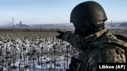Украинский военный показывает свою позицию на передовой у Соледара Донецкой области, 11 января 2023 года, иллюстративное фото
