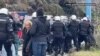 Ultradesničari iz Srbije se sukobili sa policijom na Jarinju