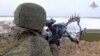 Militar rus pregătindu-se pe un poligon din Belarus