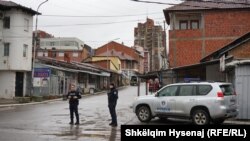 Косовонун түндүк аймагындагы көчөлөрдү полиция кызматкерлери көзөмөлдөп турушат. 