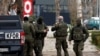 Ushtarë të KFOR-it duke patrulluar në Mitrovicë të Veriut më 13 dhjetor 2022.
