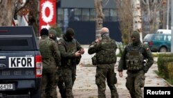 Ushtarë të KFOR-it duke patrulluar në Mitrovicë të Veriut më 13 dhjetor 2022.
