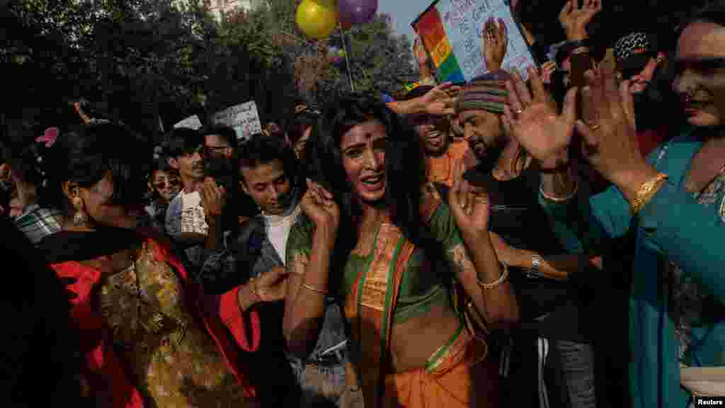 Mnogi su, pak, nosili tradicionalnu indijsku odeću i sarije.