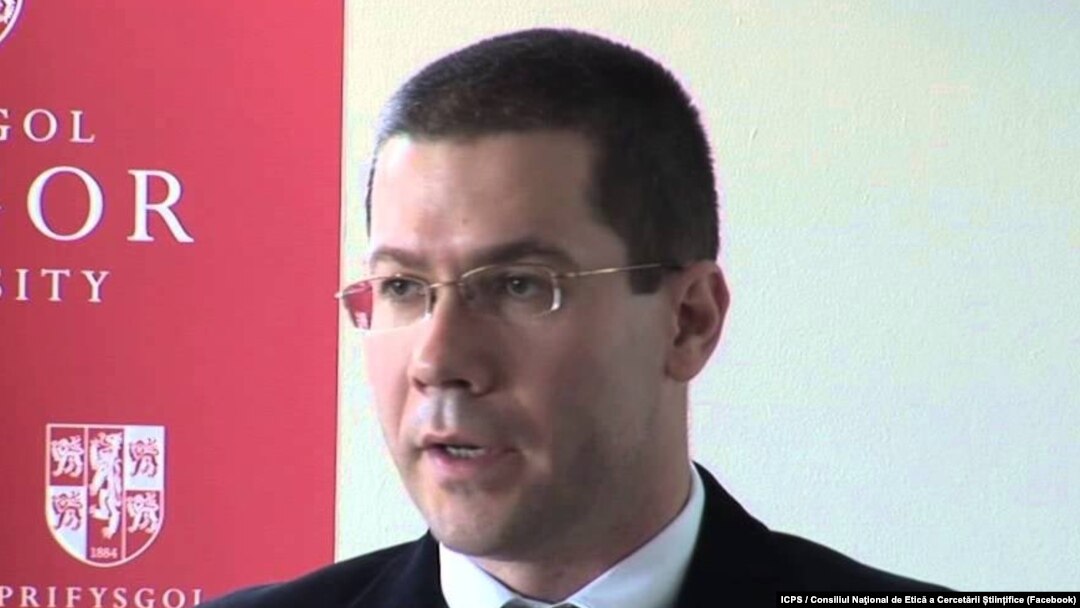 Dacian Dragoș, profesor la Universitatea Babeș-Bolyai din Cluj, a fost președintele Consiliului Național de Etică între 2016-2017 și 2020-2023. Demisia sa este motivară de incompatibilitatea cu decizia consiliului în privința plagiatului ministrului Bode.