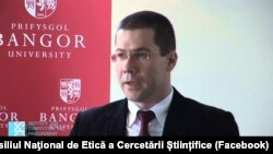 Profesorul Dacian Dragoş este preşedinte al Consiliului Naţional de Etică în cercetare, din care anunţă că va demisiona, din 2020. Este totodată preşedintele Comisie de Etică a UBB, care a decist că teza de doctorat a ministrului Lucian Bode este „profund viciată”. 