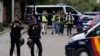 Іспанські поліцейські біля посольства України, де під час перевіри кореспонденції був поранений один із співробітників через лист із вибухівкою. Мадрид, Іспанія, 30 листопада 2022 року
