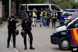 Ofițeri de poliție spanioli păzesc izolează zona de lângă ambasada Ucrainei din Madrid, 30 noiembrie 2022.