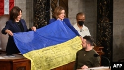 Председателките на Сената Камала Харис и на Камарата на представителите Нанси Пелоси разпънаха украинско знаме след речта на Володимир Зеленски пред Конгреса