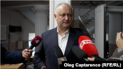 Igor Dodon, vorbindu-le jurnaliștilor în marginea audierilor sale la Curtea Supremă de Justiție din Chișinbău, pe 28 noiembrie 2022