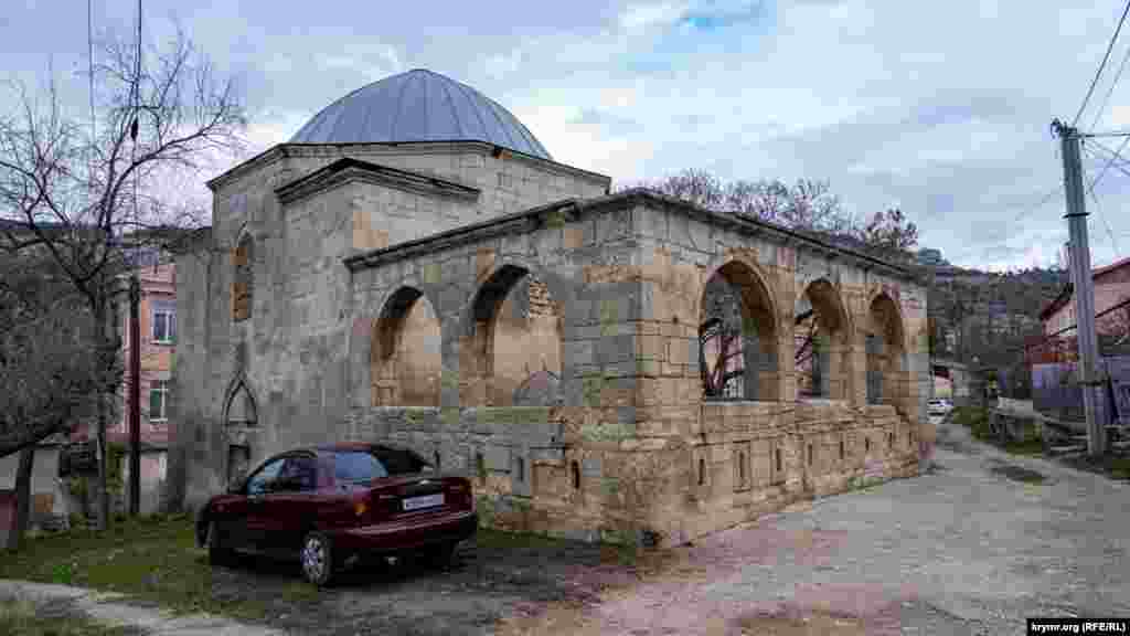 На этой же улице находится Эски Дюрбе, старейшая гробница Бахчисарая, построенная, по некоторым сведениям, в XIV веке, задолго до Бахчисарайского дворца