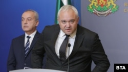 Длужебният вътрешен министър Иван Демерджиев. Вляво - служебният премиер Гълъб донев