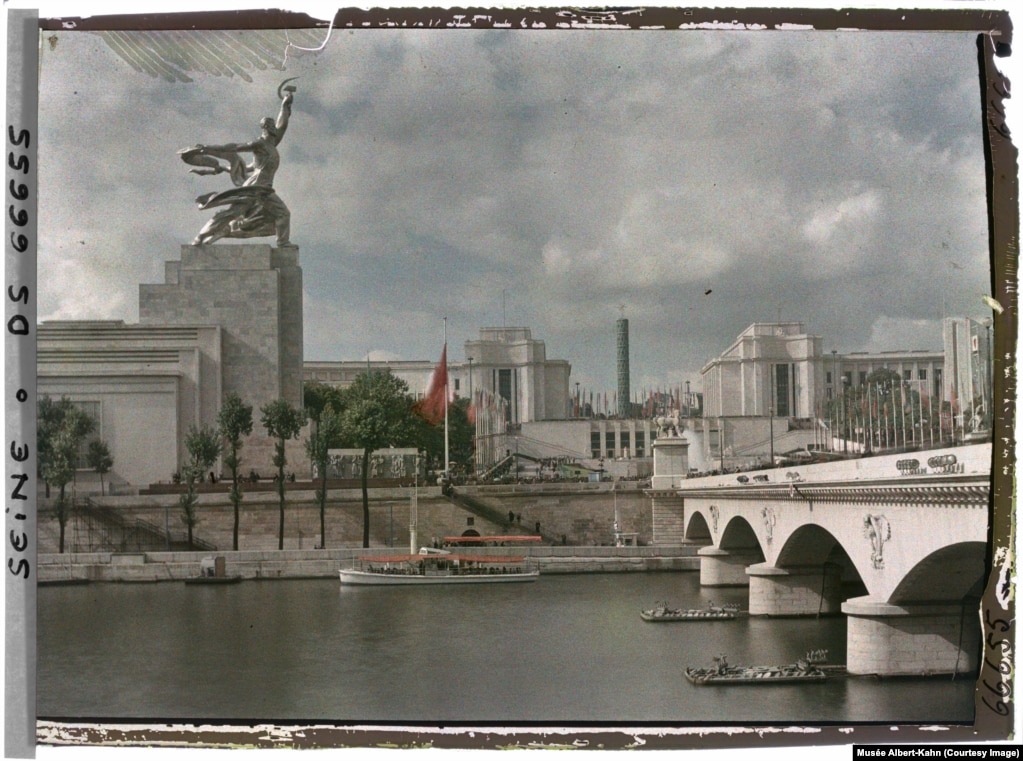 Statuja prej çeliku e punëtores sovjetike dhe Gruas fermere mbi Lumin Sena në Paris. Ky monument ishte pjesë e një ekspozite në pavijonin e Bashkimit Sovjetik gjatë Panairit Botëror të mbajtur në Paris më 137.