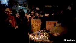 В Шангхай хората се събраха за бдение със свещи.