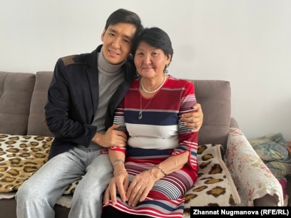 Шұлық киген жалаңаш томпақ әйелдер порно мастурбация жасайды