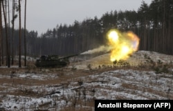Вже понад рік Росія штурмує Серебрянський ліс. На фото: український танк веде вогонь по позиціях армії РФ біля Кремінної, 12 січня 2023 року