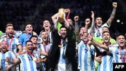 Lionel Messi a ridicat trofeul Cupei Mondiale îmbrăcat într-o mantie neagră, după victoria în fața Franței, scor 3-3 (4-2 la penaltiuri), pe stadionul Lusail, la nord de Doha, 18 decembrie 2022.