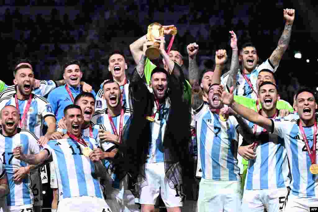 Футболдан Аргентина құрамасы Катарда өткен әлем чемпионатында жеңіске жетті. Бұл ел осыған дейін 1986 жылы әлем кубогы жеңіп алған еді. 18 желтоқсан