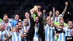Отборът на Аржентина, начело с Меси, триумфира след финала в Катар