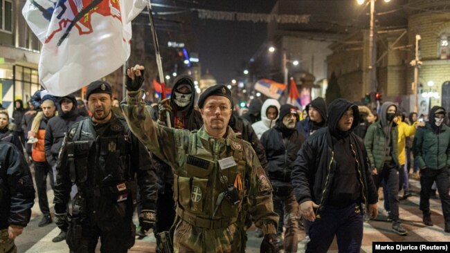 Tubimi i ultranacionalistëve në Beograd në mbështetje të serbëve të Kosovës