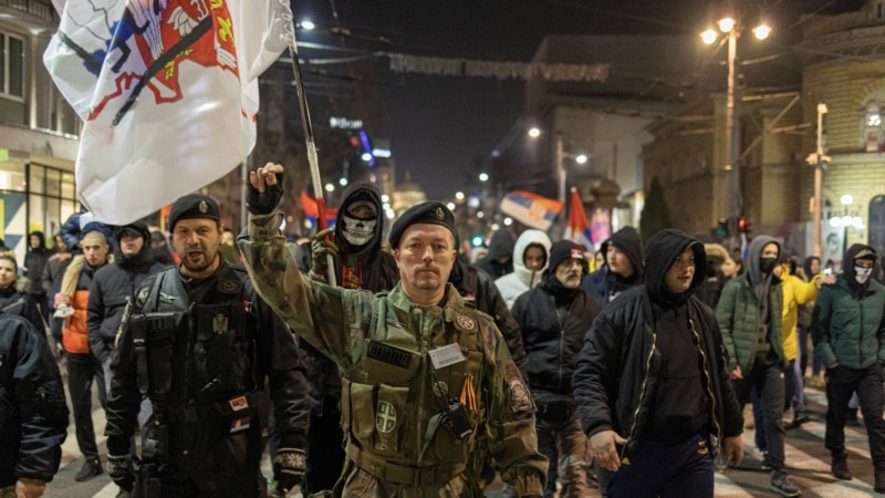 Tubimi i ultranacionalistëve në Beograd në mbështetje të serbëve të Kosovës