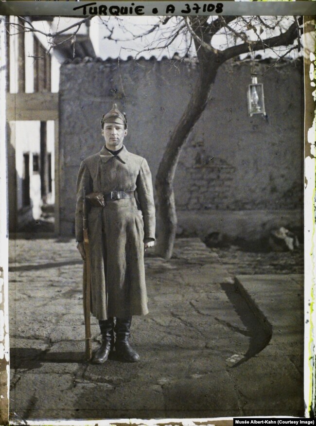 Një roje në Ambasadën Sovjetike në Ankara, Turqi, më 30 dhjetor 1922, ditën e krijimit të Bashkimit Sovjetik.