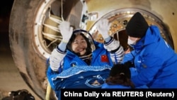 Astronautkinja Lui Jang po povratku iz šestomjesečne misije u svemiru, 4. decembar 2022. 
