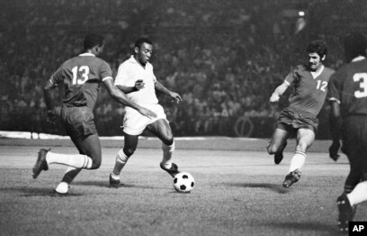 Gjatë tërë karrierës së tij, Pelé shënoi gati 1300 gola, duke i llogaritur edhe ata në ndeshjet jogaruese.