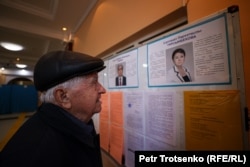 Мужчина изучает листовки с кандидатами в день выборов президента Казахстана. Алматы, 20 ноября 2022 года