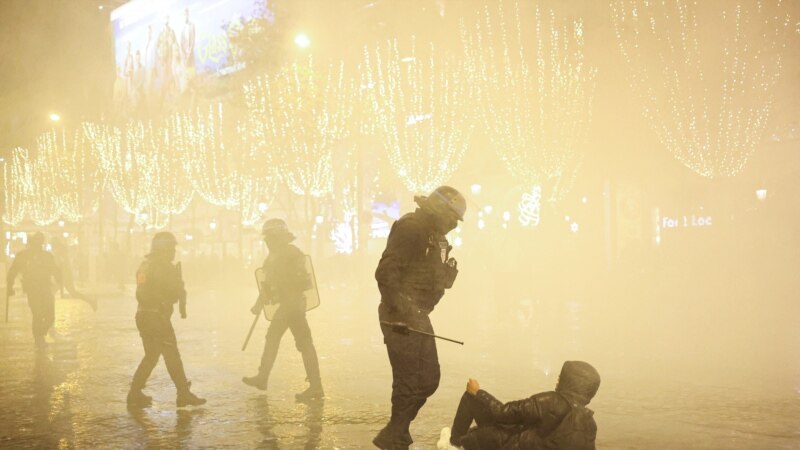 Приведени над 200 лица во немири во Франција по поразот на Светското во Катар 