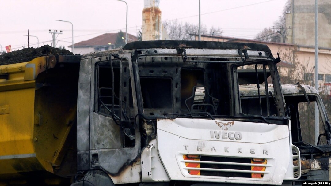 Un camion a fost incendiat în nordul orașului Mitrovica din Kosovo, unde se află un blocaj rutier al etnicilor sârbi de pe teritoriu.