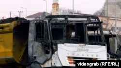 Un camion a fost incendiat în nordul orașului Mitrovica din Kosovo, unde se află un blocaj rutier al etnicilor sârbi de pe teritoriu.