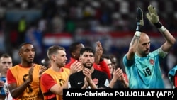 Kanadski golman Milan Borjan (skroz desno) aplaudira nakon što je njegova reprezentacija izgubila protiv Hrvatske na SP u Kataru, 27. novembar 2022. 