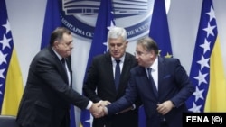 Milorad Dodik (SNSD), Dragan Čović (HDZ BiH) i Nermin Nikšić (SDP BiH) na dan formiranja vlasti na državnom nivou, 15. decembra 2022. godine. 