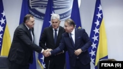 Milorad Dodik (lijevo), Dragan Čović (u sredini) i Nermin Nikšić nakon potpisivanja sporazuma o formiranju vlasti na državnom nivou u BiH, 15. decembar 2022. 
