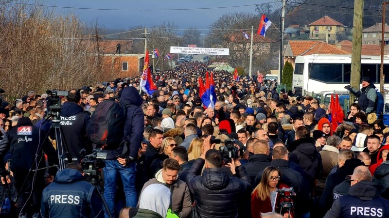 Serbët nuk zmbrapsen nga barrikadat “pa plotësimin e kushteve” 

