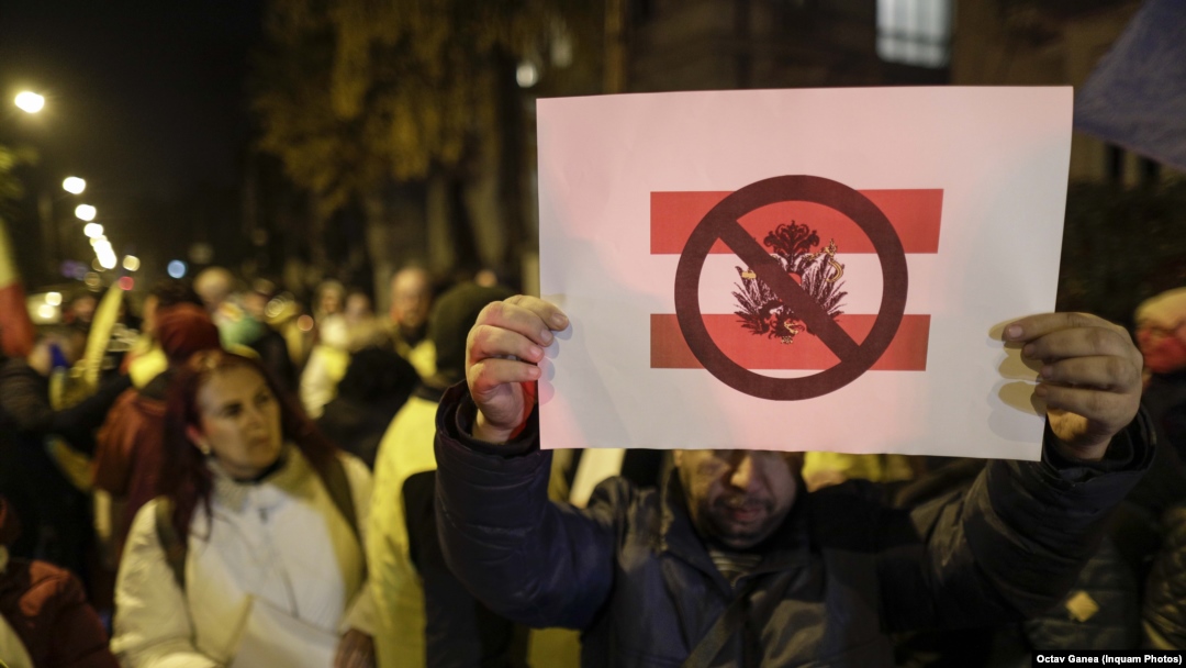Mai mulți susținători ai partidului AUR au participat, pe 9 decembrie, la un protest ce a avut loc în fața Ambasadei Austriei de la București.