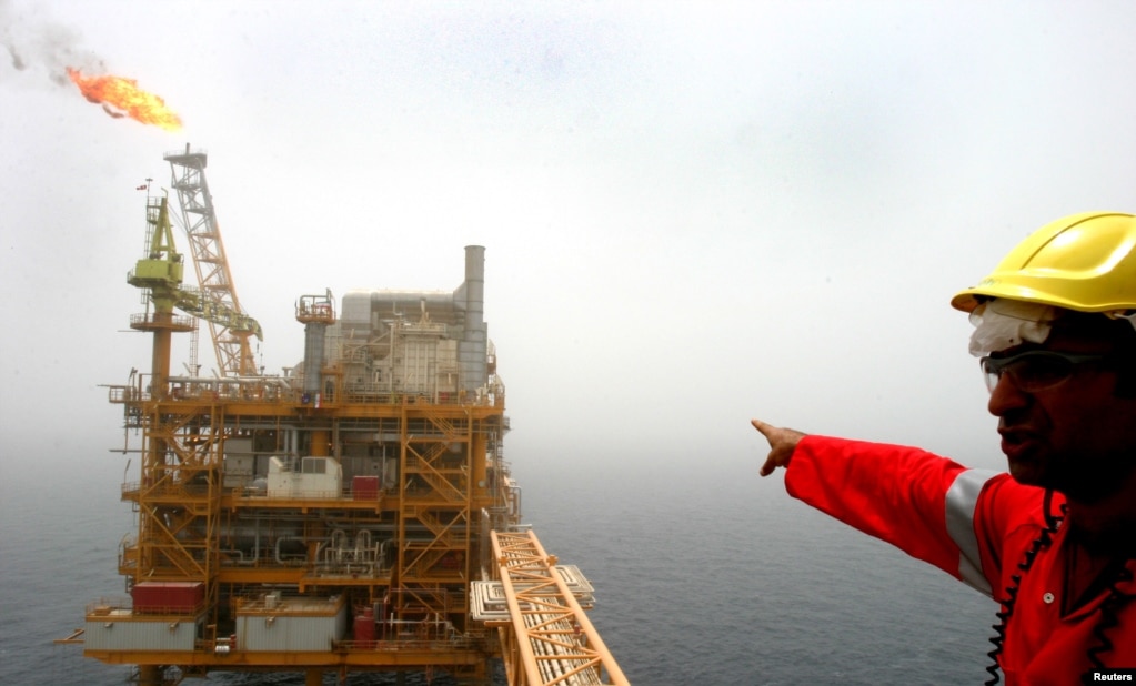 An Iranian oil platform in the Persian Gulf (file photo)