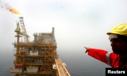 An Iranian oil platform in the Persian Gulf (file photo)