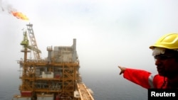 Fars körfəzində "Soruş" neft platforması.