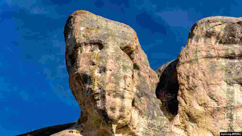 Ця скеля, Шапка-Кая, справді схожа на людську голову в шапці