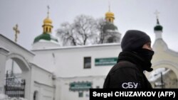 Ofițeri SBU în timpul operațiunii de la complexul mânăstiresc Pecersk Lavra din Kiev, noiembrie 2022