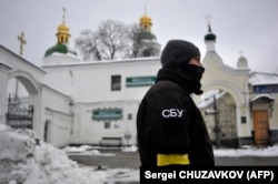 SZBU-ügynök a Pecserszk Lavra-kolostorkomplexum bejáratánál, Kijevben 2022. november 22-én