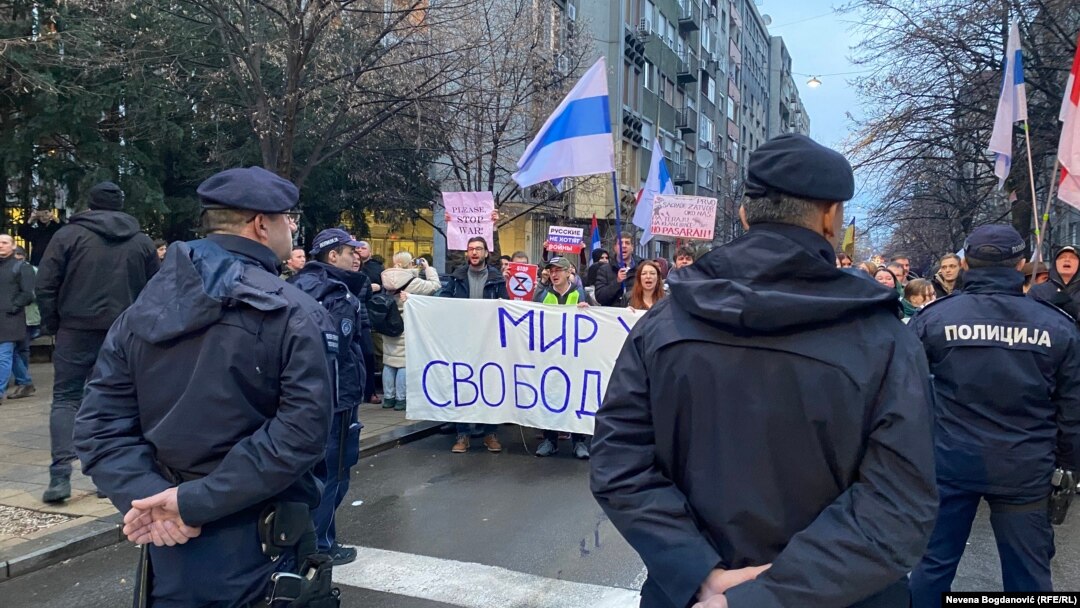 Policija nije dozvolila učesnicima antiratnog protesta protiv ruske invazije na Ukrajinu da priđu Ambasadi Rusije u Beogradu, 24. decembar 2022.