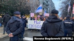 Policija nije dozvolila učesnicima antiratnog protesta protiv ruske invazije na Ukrajinu da priđu Ambasadi Rusije u Beogradu, 24. decembar 2022.